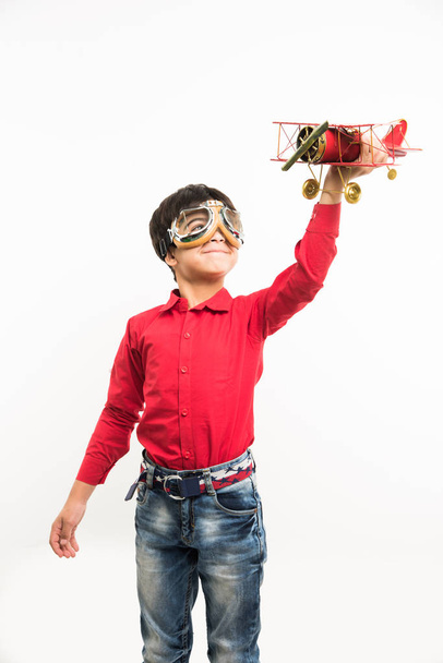 indiana bonito criança ou menino com brinquedo avião sobre fundo branco
 - Foto, Imagem