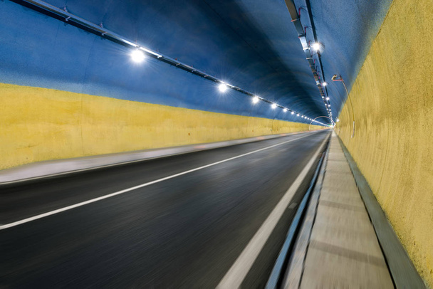 tunel moottoritiellä
 - Valokuva, kuva