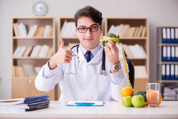 Dottore in concetto di dieta con frutta e verdura - Foto, immagini