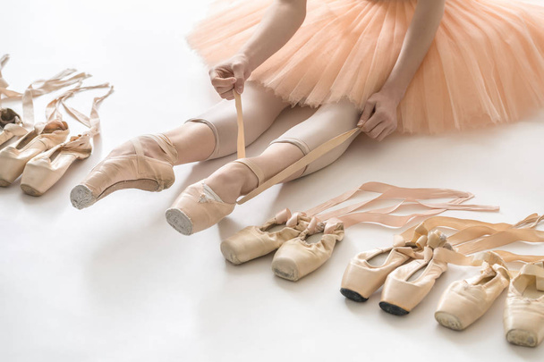 Ballet dancer in studio - Φωτογραφία, εικόνα