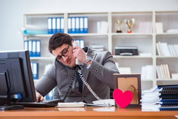 オフィスの聖人バレンタインの概念のビジネスマン - 写真・画像