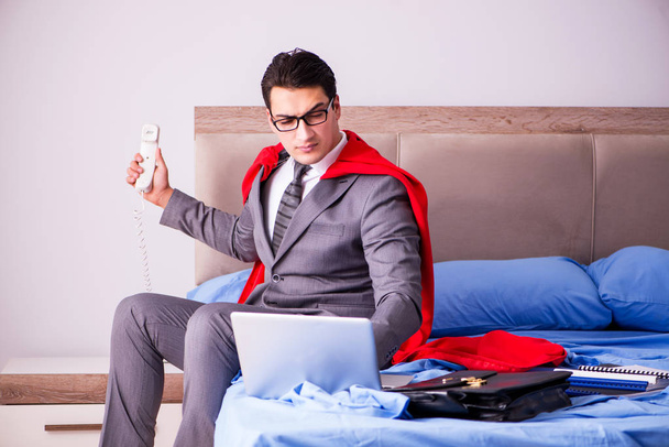 Супергерой бізнесмен працює зі свого ліжка
 - Фото, зображення