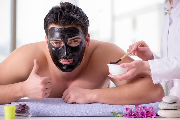 Hombre guapo en concepto de masaje spa - Foto, Imagen