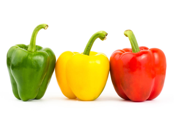 Fehér alapon zöld, sárga és piros paprika - Fotó, kép