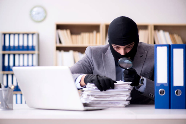 Hombre de negocios criminal con pasamontañas en la oficina - Foto, Imagen
