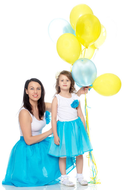 Mom and daughter with colorful balloons. - Foto, afbeelding