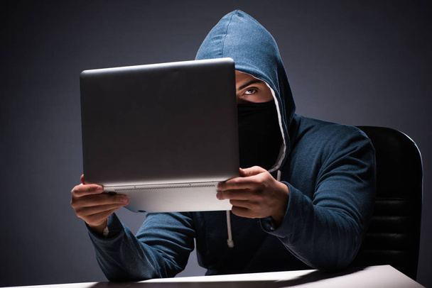 Χάκερ υπολογιστών που εργάζονται σε σκοτεινό δωμάτιο - Φωτογραφία, εικόνα