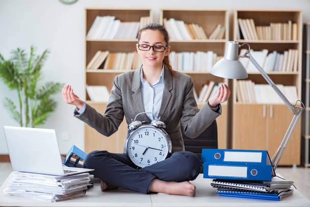 Businesswoman meditating in the office - Foto, imagen