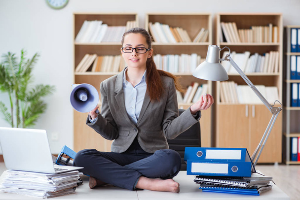 Podnikatelka medituje v kanceláři - Fotografie, Obrázek