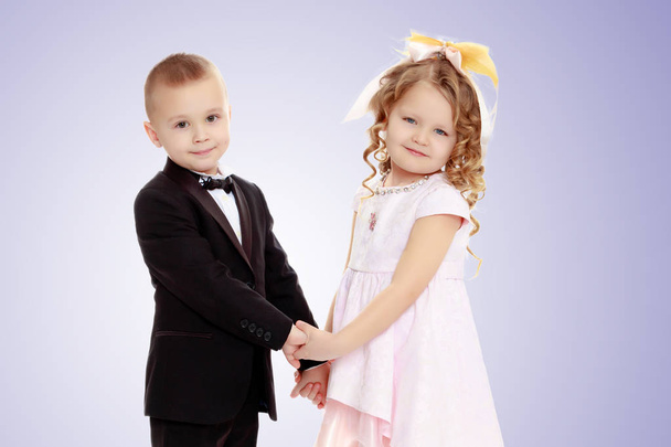 boy and girl holding hands - Foto, imagen