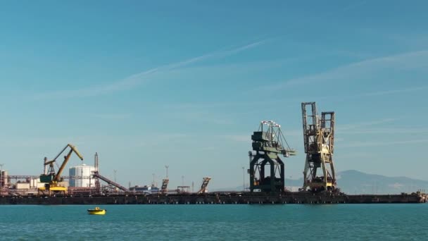 Slow motion video port morski w Piombino, Toskania, Włochy, HD - Materiał filmowy, wideo