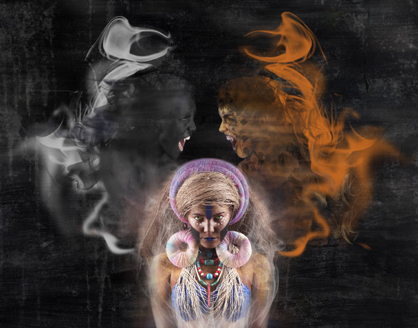 Voodoo-Frau mit Spirituosen über Kopf - Foto, Bild