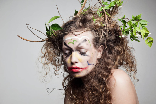 γυναίκα με στεφάνι από φύλλα και κλαδιά - Φωτογραφία, εικόνα