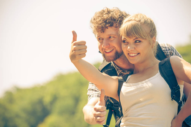 Happy tourist couple outdoor gesturing thumb up - Zdjęcie, obraz