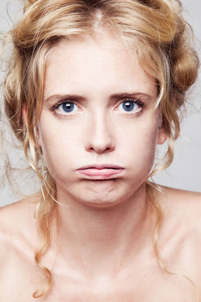 fáradt nő érzelmi portréja - Fotó, kép