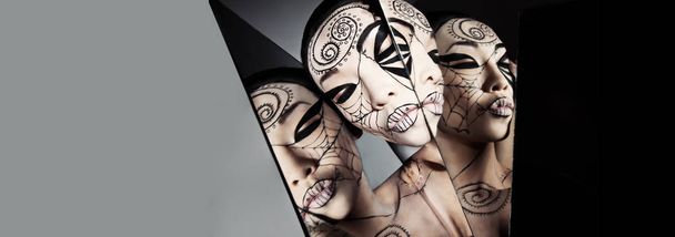 kadın yüzleri ayna yansıtan - Fotoğraf, Görsel