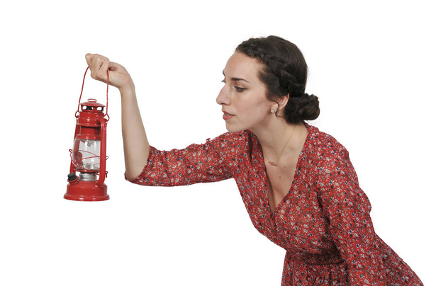 Mujer sosteniendo linterna
 - Foto, imagen