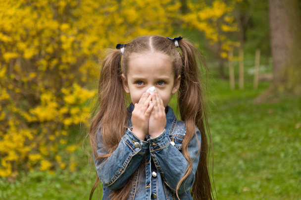 A lány, orrfolyás. virág pollen allergia. A lány egy - Fotó, kép
