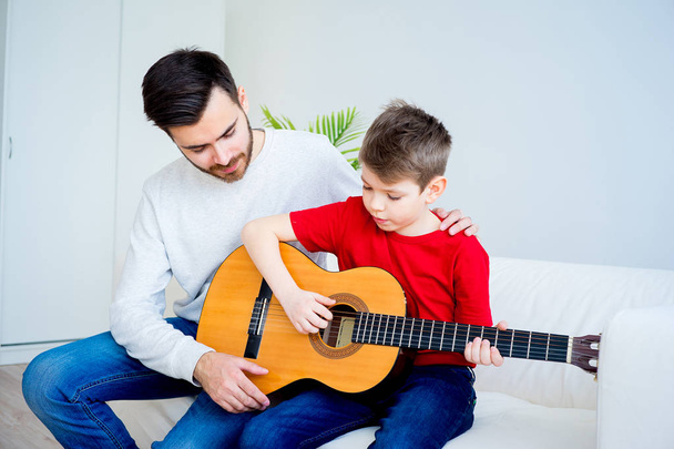 Father and son playing guitar - Foto, afbeelding