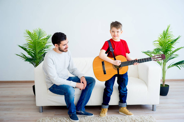 père et fils jouant de la guitare - Photo, image