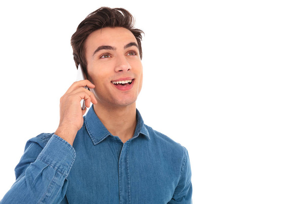 здивований молодий чоловік розмовляє по телефону
  - Фото, зображення