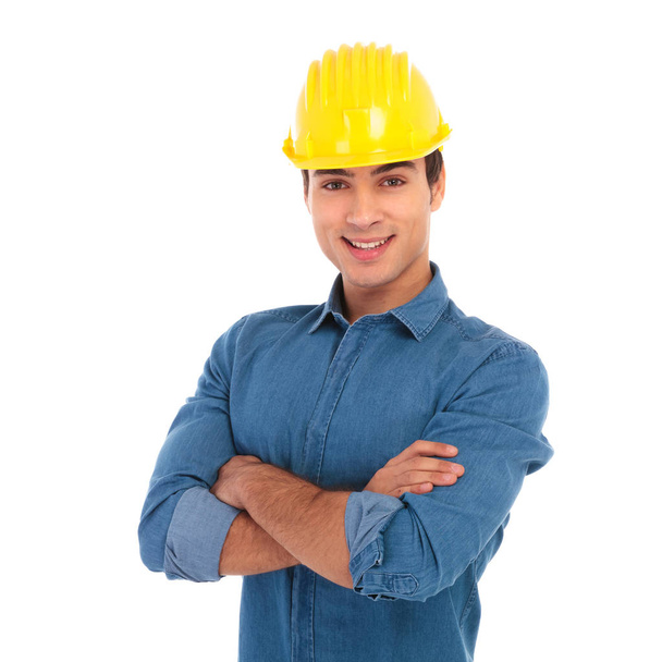 счастливый улыбающийся строитель со скрещенными руками
  - Фото, изображение