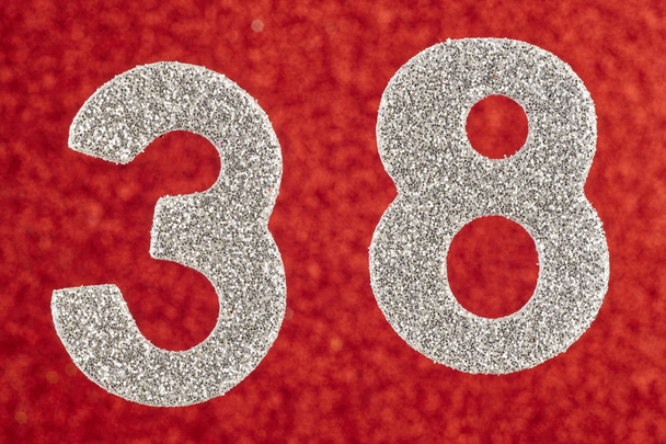 Número treinta y ocho color plata sobre un fondo rojo. Annivers
 - Foto, Imagen