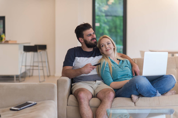jovem casal feliz relaxa na sala de estar
 - Foto, Imagem