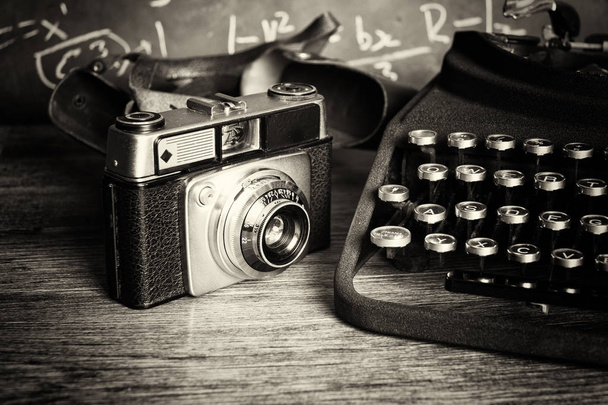 Antigua cámara retro vintage con máquina de escribir anticuada
 - Foto, Imagen
