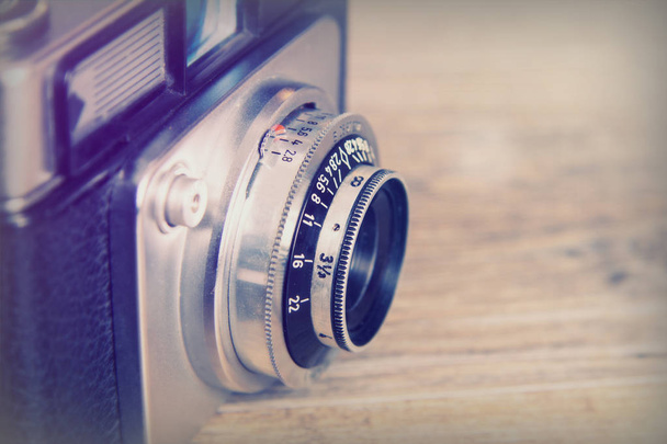 Vecchia fotocamera retrò vintage su sfondo di legno
 - Foto, immagini