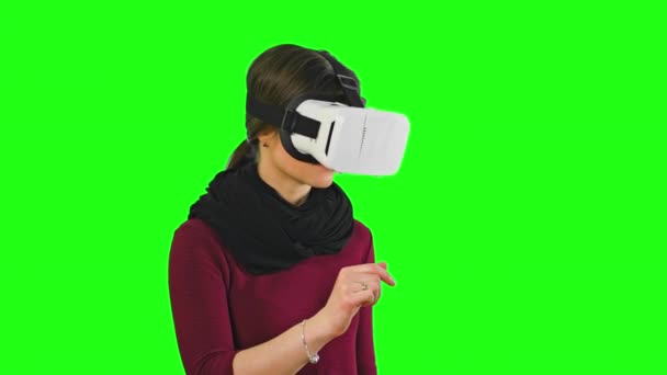 Mujer girando la cabeza con un auricular VR encendido
. - Metraje, vídeo