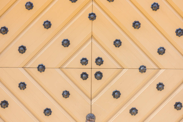 Keltainen puinen ovi rauta koristeet
 - Valokuva, kuva