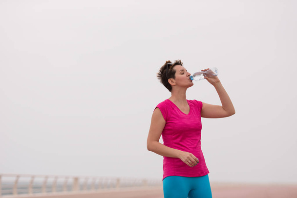 Fitness woman drinking water - Fotoğraf, Görsel