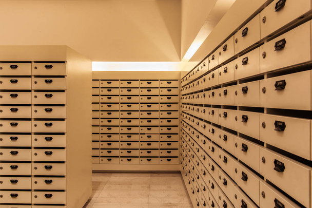 Ντουλάπι ξύλινα γραμματοκιβώτια ταχυδρομικών για να κρατήσει σας εμπιστευτικές πληροφορίες, γραμμάτια, καρτ ποστάλ, μηνύματα κλπ - Φωτογραφία, εικόνα