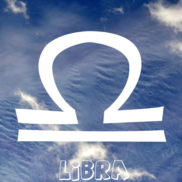 Signo del zodíaco Libra sobre el fondo del elemento aire
 - Foto, Imagen