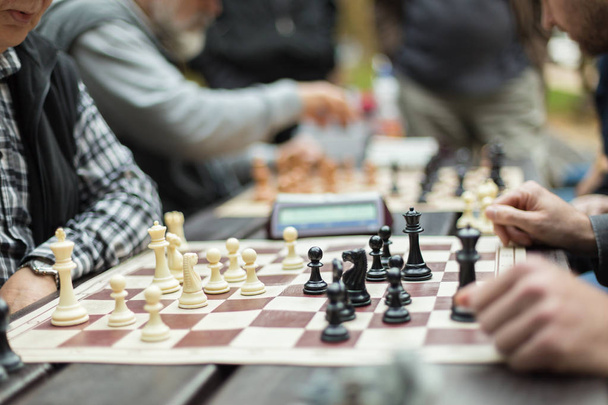 Primer plano de hombres mayores jugando ajedrez
. - Foto, Imagen