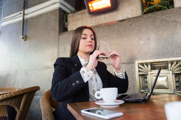 Candid portrait of a businesswoman working in a cafe. - Foto, Imagen