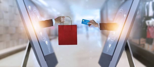 e-commerce, χέρια που κρατούν την τσάντα για ψώνια και πιστωτικών καρτών από υπολογιστή sceen - Φωτογραφία, εικόνα
