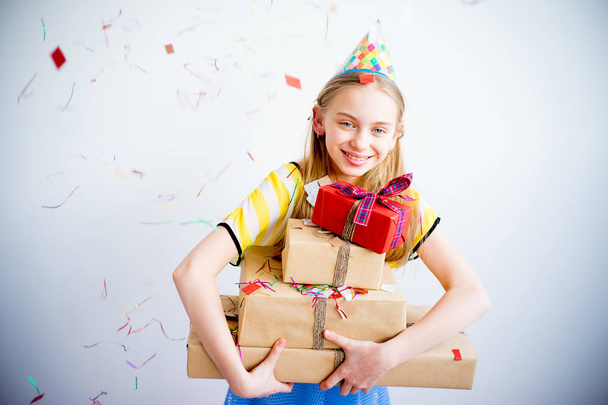 Teenager girl holding gifts - Foto, afbeelding