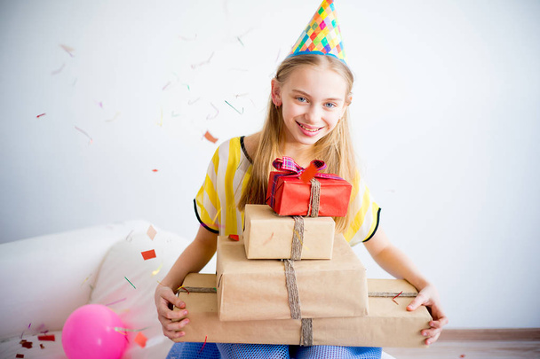 Teenager girl holding gifts - Foto, Bild