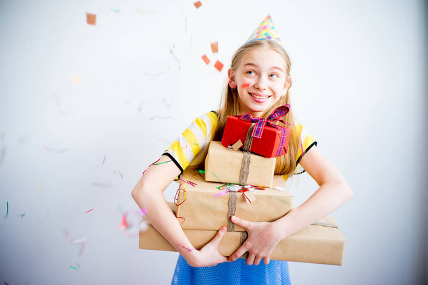 Teenager girl holding gifts - Foto, afbeelding