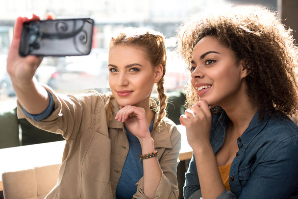 Outgoing female friends taking selfie by mobile - Foto, Imagem