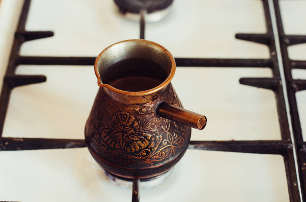 Turka con café en la estufa de gas
 - Foto, imagen