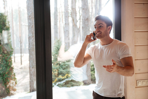 talking on phone in living room - Foto, Bild