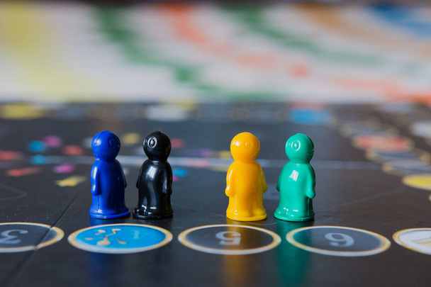 Fichas multicolores para juego de mesa en forma de hombrecitos
 - Foto, Imagen