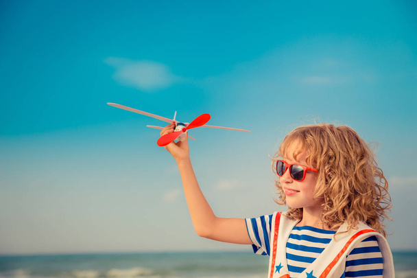 Ευτυχισμένο παιδί παίζει με αεροπλάνο παιχνίδι - Φωτογραφία, εικόνα
