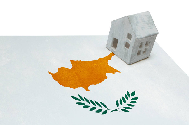 La casa pequeña sobre la bandera - Chipre
 - Foto, Imagen