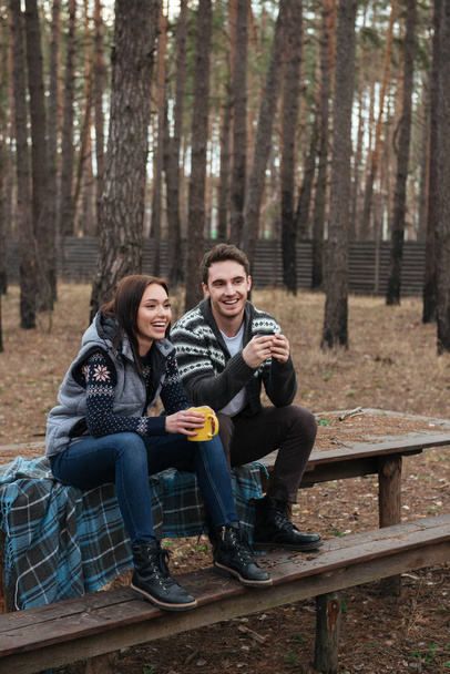 Cheerful couple on bench - Valokuva, kuva