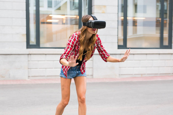szép, fiatal lány, a virtuális valóság Vr sisak az utcán - Fotó, kép