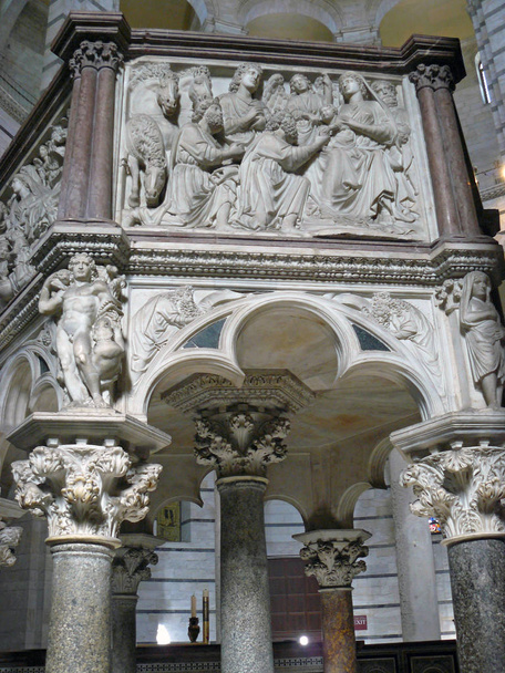 Interno del Battistero del Duomo di Pisa
 - Foto, immagini